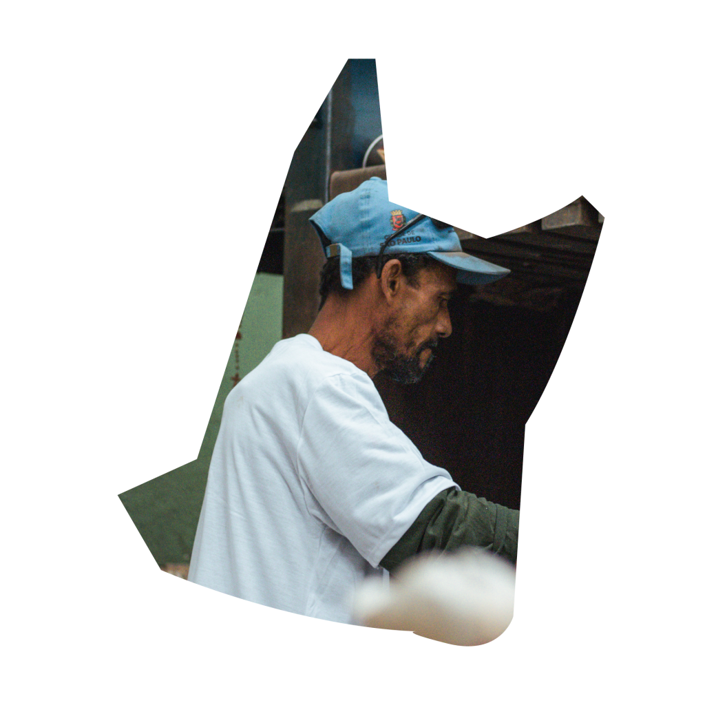 Homem de boné azul e camiseta branca atuando na reciclagem